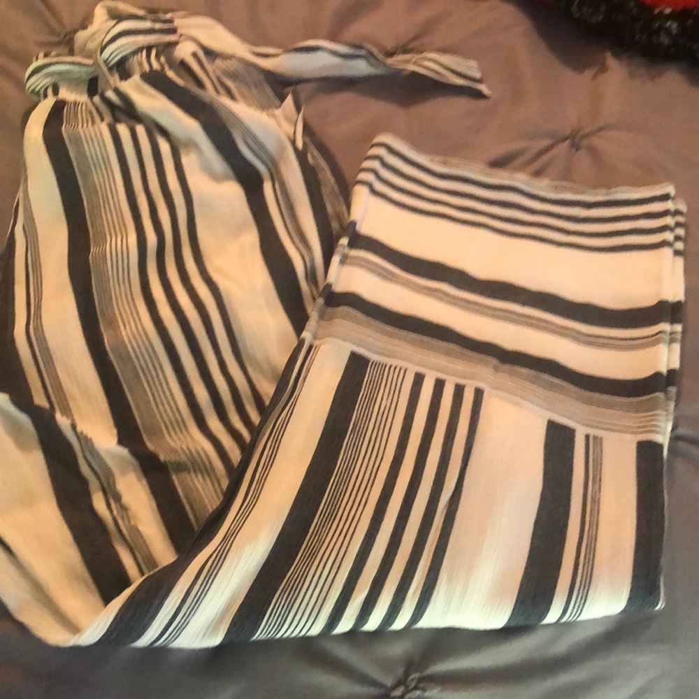 Black and white casual Capri pants.